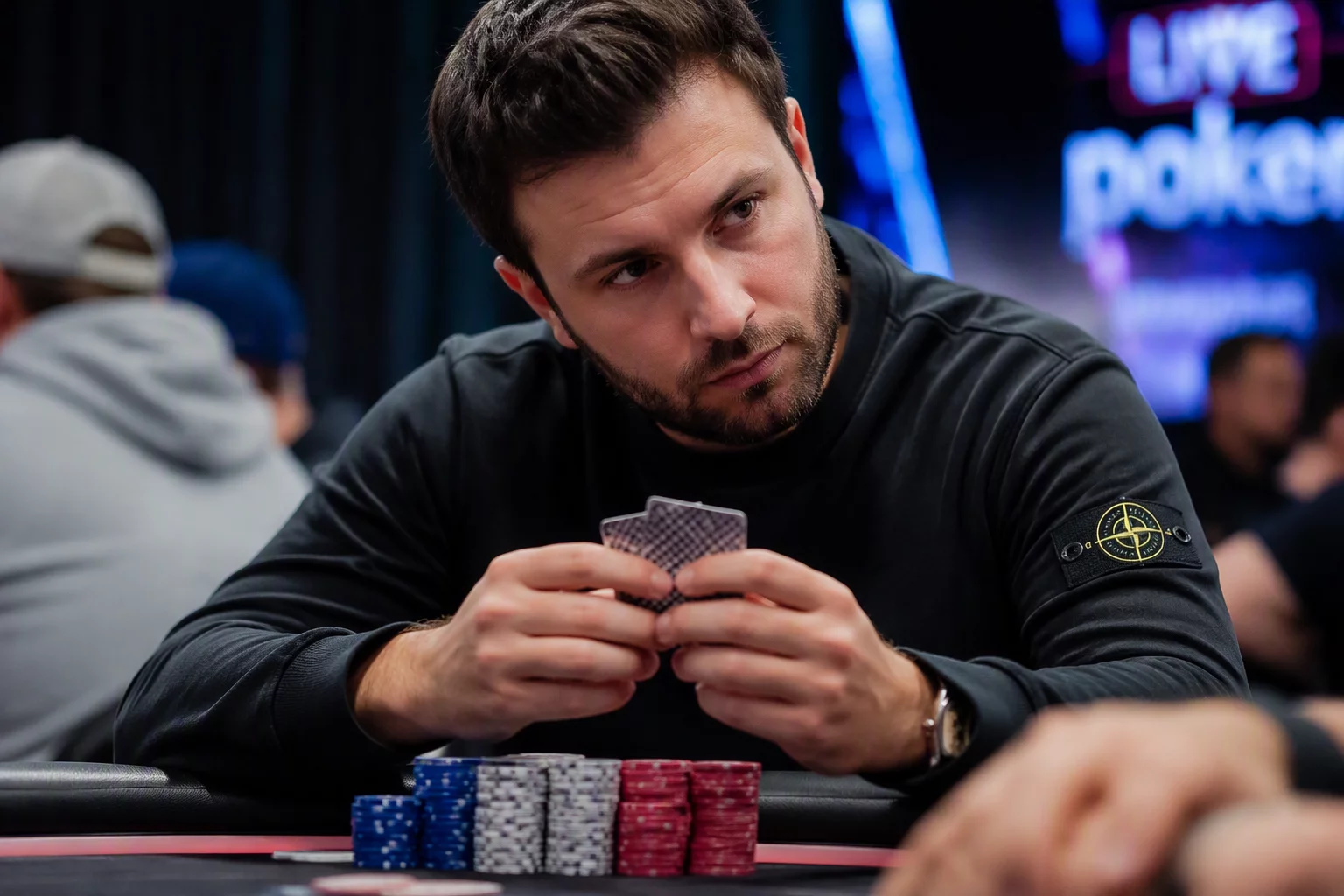 Giocatori concentrati durante un torneo di poker sportivo